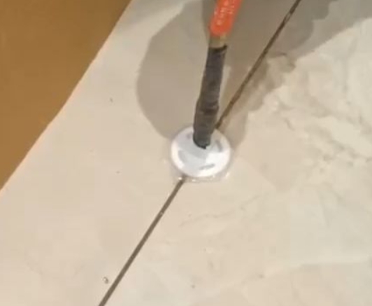 嘉兴市瓷砖空鼓维修公司专业解答瓷砖在铺贴过程中，如果没有涂抹均匀到位的粘结材料（如水泥砂浆或瓷砖胶），可能会导致以下问题