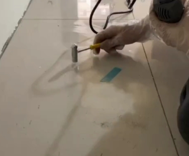 嘉兴市瓷砖开裂维修公司专业分享瓷砖在铺贴前如果没有沥干水分，将会导致以下问题