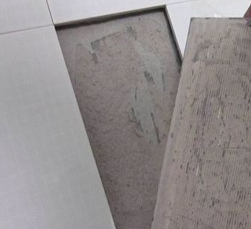 嘉兴市瓷砖空鼓维修公司分享瓷砖铺贴时如果打浆（即涂抹在瓷砖背面和基层上的砂浆或瓷砖胶）过少，会带来以下问题